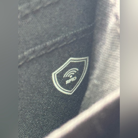 EUC Vera Bradley Turn key wallet/wristlet - Picture 9 of 12